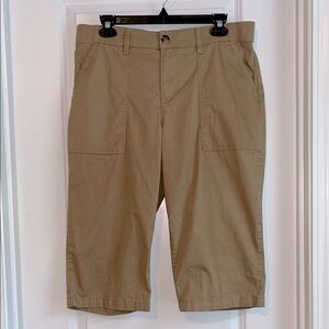 ⚡️ 3 for $30 ⚡️ Lee Khaki High Rise Capri Pants